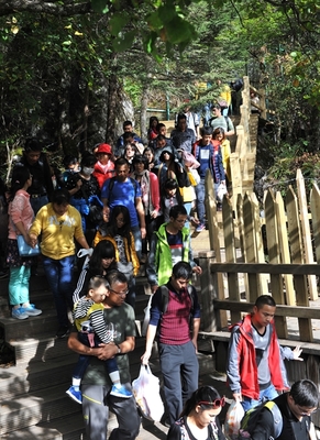 九寨沟景区游客接待量达峰值，十一黄金周第四天展现旅游复苏与管理智慧