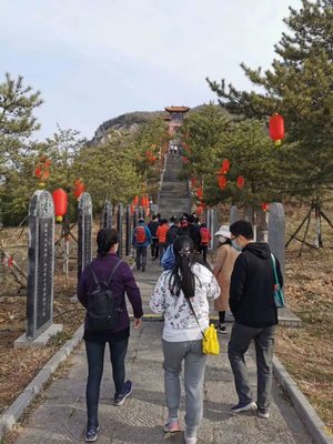 免门票首日 珏山景区接待游客有序见成效，游览管理成亮点