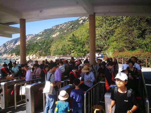 小长假第二天 游客大军涌至，青岛崂山风景区引爆“井喷”式游览管理挑战